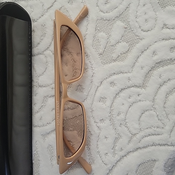 Foster Grant x Kat Graham sunglasses - Picture 2 of 3